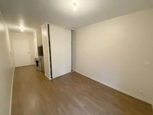 Sala de estar; chão de madeira, luz natural, estilo moderno, teto alto