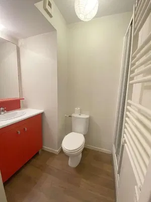 Sala de estar; chão de madeira, luz natural, estilo moderno, teto alto