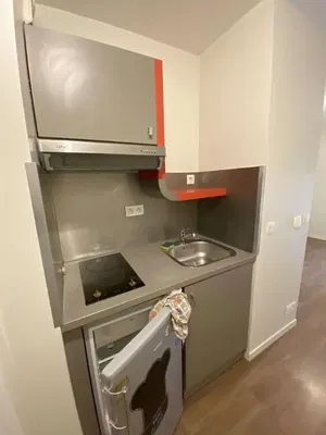 Cozinha; eletrodomésticos, chão de madeira, luz natural, estilo moderno, renovado