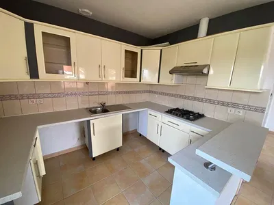 Sala de estar; chão de madeira, luz natural, estilo moderno, teto alto