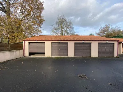 Sala de estar; chão de madeira, luz natural, estilo moderno, teto alto