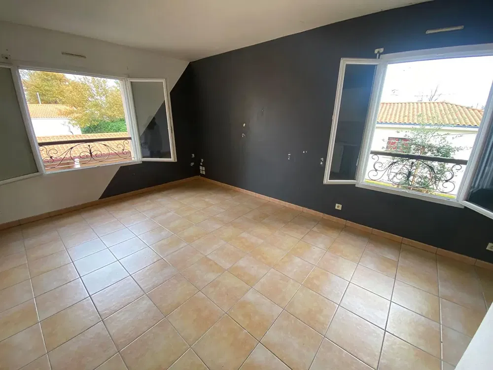 Sala de estar; chão de madeira, luz natural, estilo moderno, teto alto