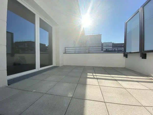 Sala de estar; chão de madeira, luz natural, estilo moderno, teto alto