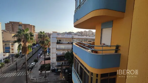 Dnevna soba; drveni pod, prirodno svjetlo, moderni stil, visoki plafoni