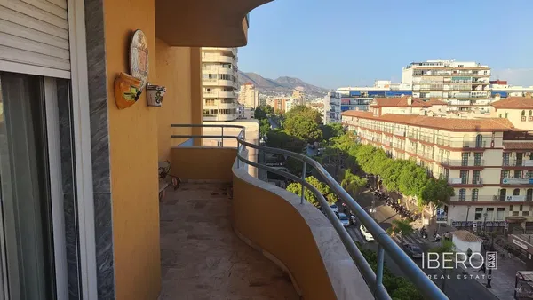 Dnevna soba; drveni pod, prirodno svjetlo, moderni stil, visoki plafoni