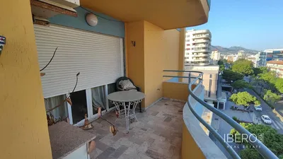 Dnevna soba; drveni pod, prirodno svjetlo, moderni stil, visoki plafoni