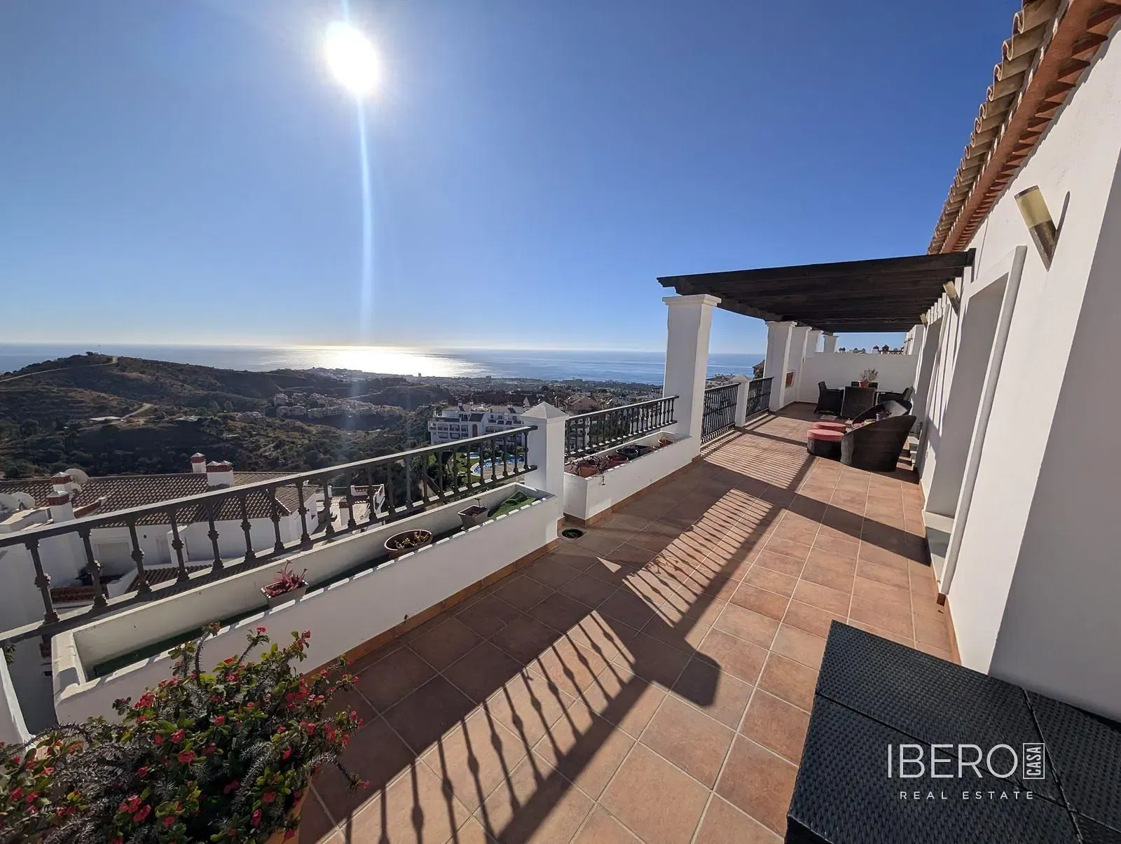 Sala de estar; chão de madeira, luz natural, estilo moderno, teto alto