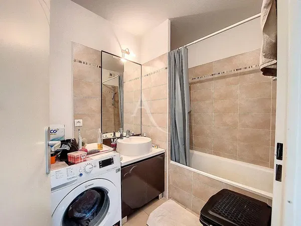 Дневна соба; дрвени под, природно светло, модерни стил, високи плафони