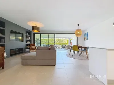 Dnevna soba; drveni pod, prirodno svjetlo, moderni stil, visoki plafoni