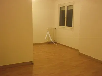 Woonkamer; houten vloer, natuurlijk licht, moderne stijl, hoge plafonds