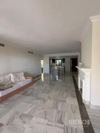 Dnevna soba; drveni pod, prirodno svjetlo, moderni stil, visoki plafoni