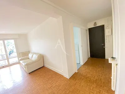 Woonkamer; houten vloer, natuurlijk licht, moderne stijl, hoge plafonds