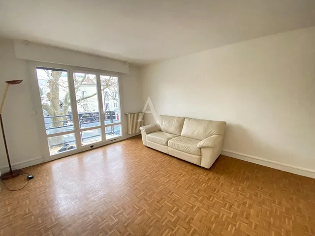 Cocina; electrodomésticos, suelo de madera, luz natural, estilo moderno, renovado