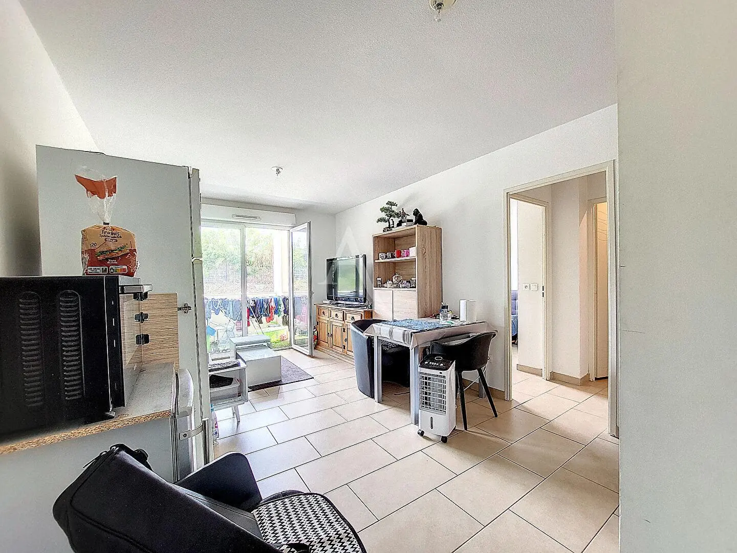 Кухиња; кухињски апарати, дрвени под, природно светло, модерни стил, реновиран