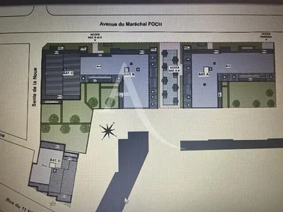 Obývací pokoj; dřevěná podlaha, přirozené světlo, moderní styl, vysoké stropy
