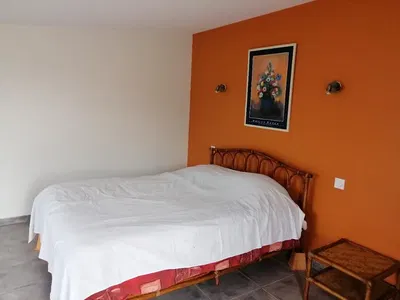 Living room; wood floor, natural light, modern style, high ceiling