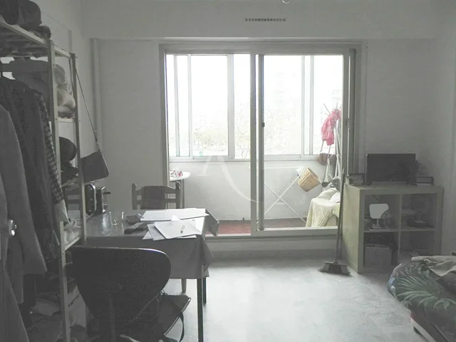 Living room; wood floor, natural light, modern style, high ceiling