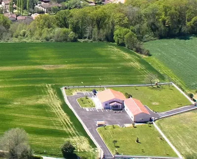 Living room; wood floor, natural light, modern style, high ceiling