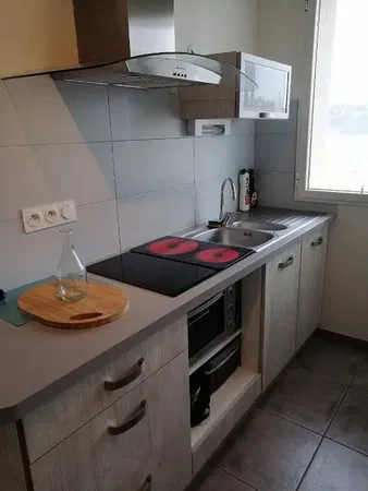Living room; wood floor, natural light, modern style, high ceiling