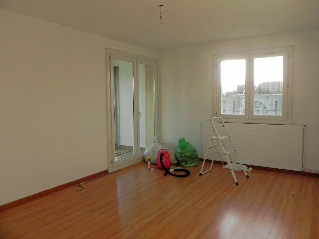 Дневна соба; дрвени под, природно светло, модерни стил, високи плафони