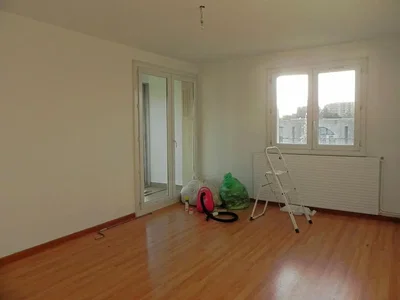 Дневна соба; дрвени под, природно светло, модерни стил, високи плафони