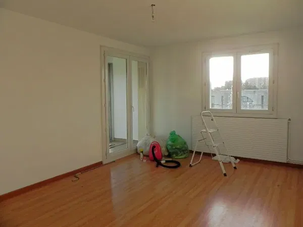 Soggiorno; pavimento in legno, luce naturale, stile moderno, soffitti alti