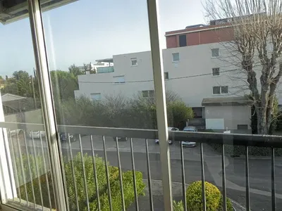 Cucina; elettrodomestici, pavimento in legno, luce naturale, stile moderno, ristrutturato