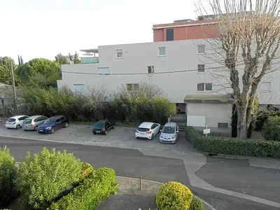 Soggiorno; pavimento in legno, luce naturale, stile moderno, soffitti alti