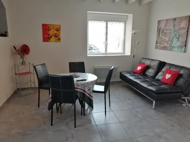 Дневна соба; дрвени под, природно светло, модерни стил, високи плафони