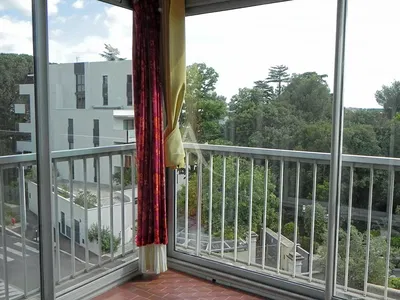 Soggiorno; pavimento in legno, luce naturale, stile moderno, soffitti alti