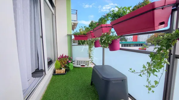 Obývačka; drevená podlaha, prirodzené svetlo, moderný štýl, vysoké stropy