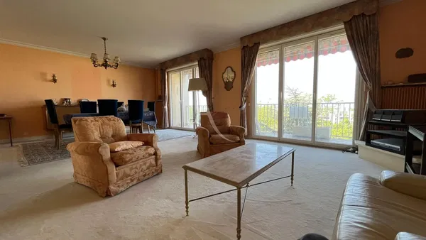 Living room; wood floor, natural light, modern style, high ceiling