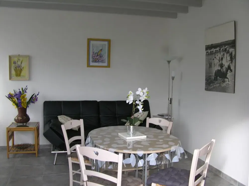 Living room; wood floor, natural light, modern style, high ceiling