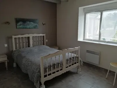 Living room; wood floor, natural light, modern style, high ceiling