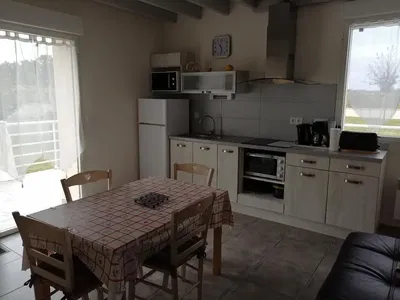 Living room; wood floor, natural light, modern style, high ceiling