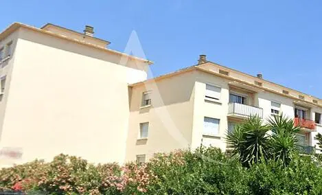 Keuken; keukenapparatuur, tegelvloer, natuurlijk licht, moderne stijl, gerenoveerd