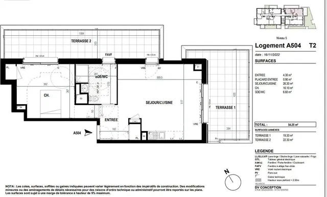 Woonkamer; houten vloer, natuurlijk licht, moderne stijl, hoge plafonds