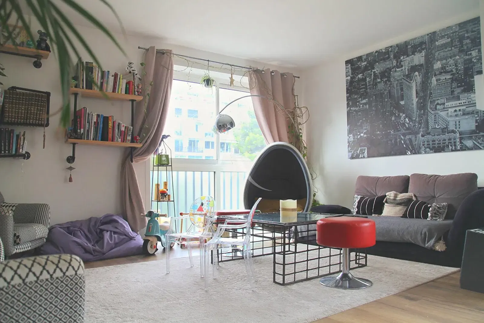 Keuken; keukenapparatuur, houten vloer, natuurlijk licht, moderne stijl, gerenoveerd