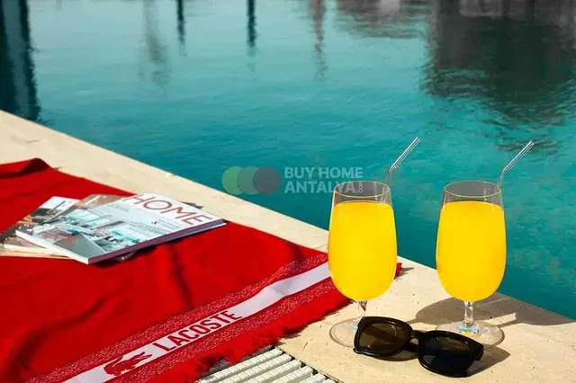 Kuchyňa; kuchynské spotrebiče, drevená podlaha, prirodzené svetlo, moderný štýl, po rekonštrukcii