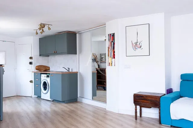 Mutfak; mutfak aletleri, fayans zemin, doğal ışık, modern stil