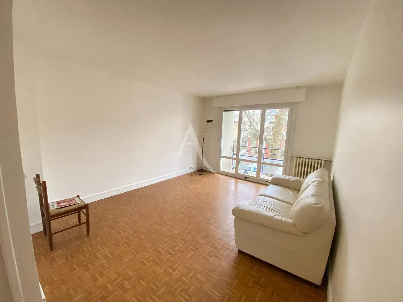 Salón; suelo de madera, luz natural, estilo moderno, techos altos