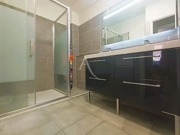 Keuken; keukenapparatuur, houten vloer, natuurlijk licht, moderne stijl, gerenoveerd