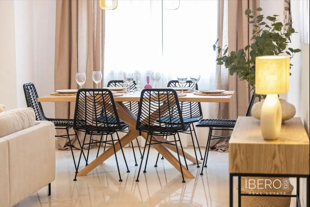 Wohnzimmer; holzboden, tageslicht, moderner stil, hohe decken