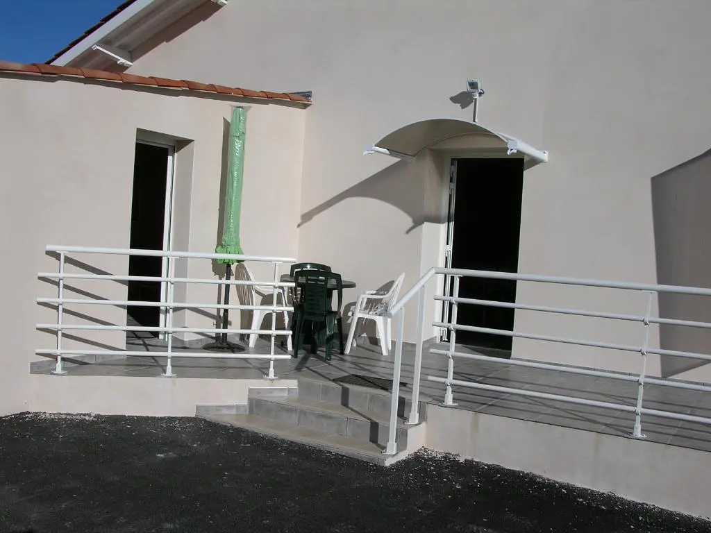 Living room; wood floor, natural light, modern style, high ceiling
