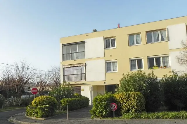 Salón; suelo de madera, luz natural, estilo moderno, techos altos