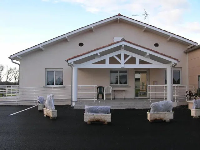 Дневна соба; дрвени под, природно светло, модерни стил, високи плафони