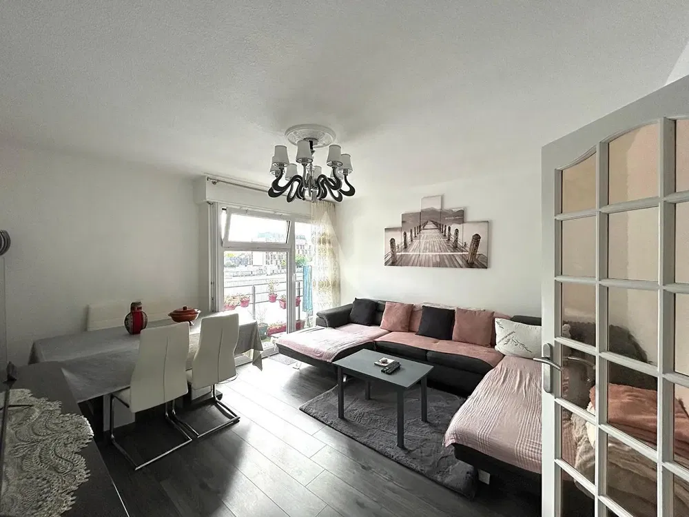 Obývačka; drevená podlaha, prirodzené svetlo, moderný štýl, vysoké stropy