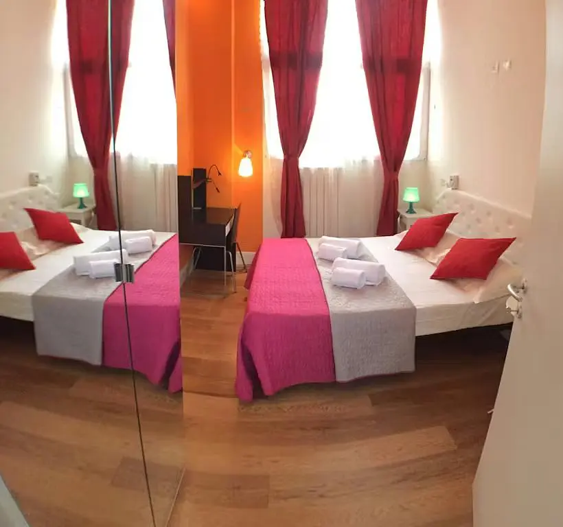 Wohnzimmer; holzboden, tageslicht, moderner stil, hohe decken