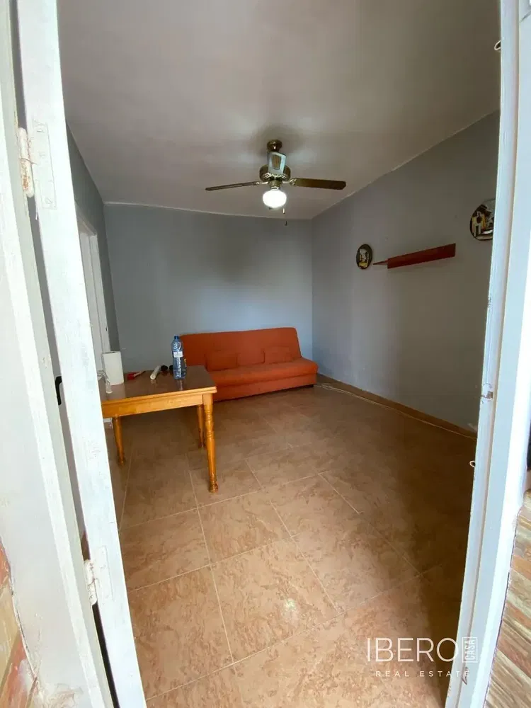 Living room; wood floor, natural light, modern style, high ceiling