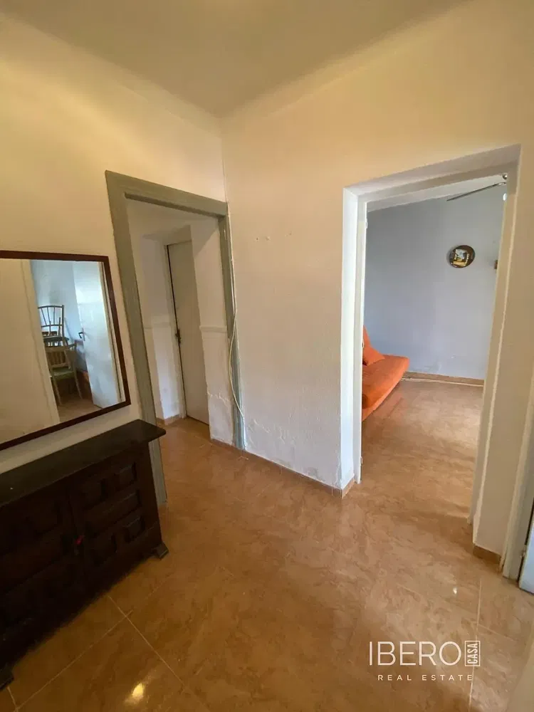Living room; wood floor, natural light, modern style, high ceiling
